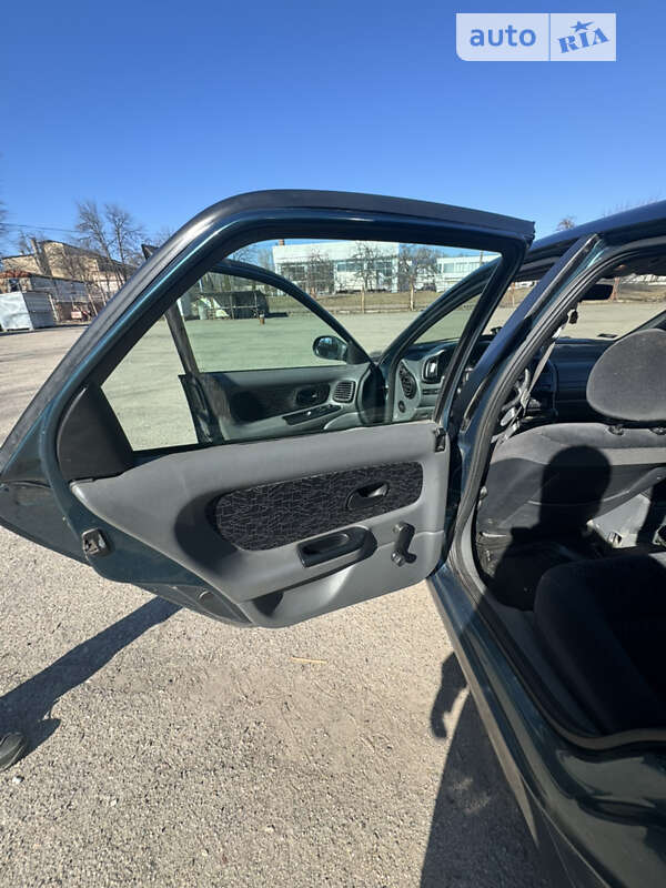 Ліфтбек Renault Laguna 1998 в Чернігові