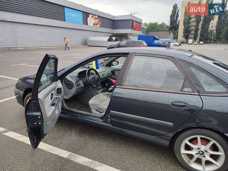 Ліфтбек Renault Laguna 2000 в 