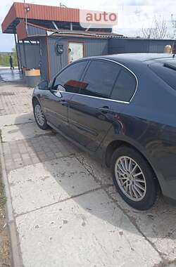 Лифтбек Renault Laguna 2011 в 