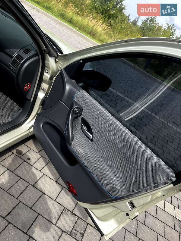 Ліфтбек Renault Laguna 2001 в Стрию