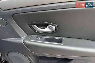 Ліфтбек Renault Laguna 2011 в 