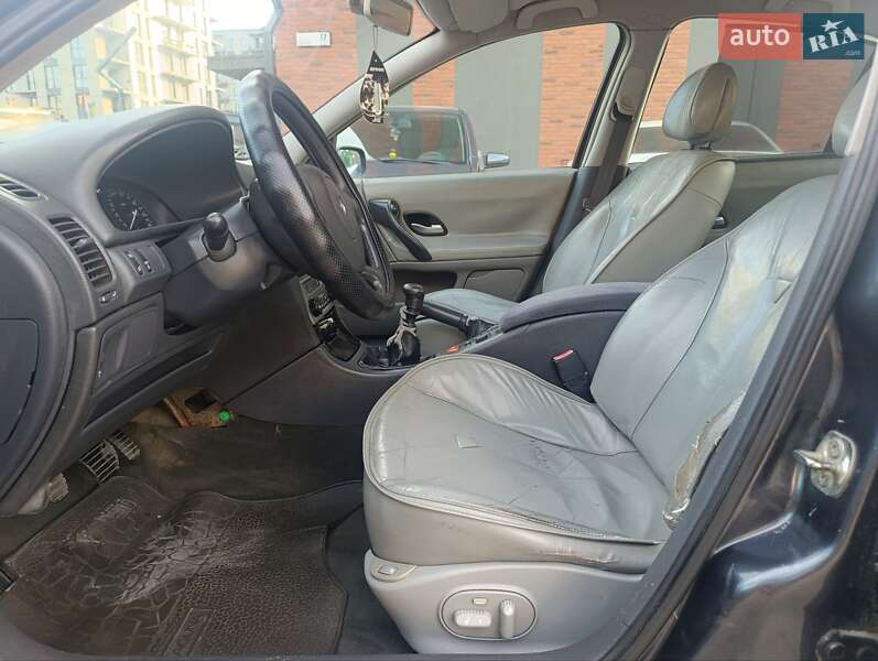 Ліфтбек Renault Laguna 2002 в Ужгороді