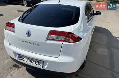 Лифтбек Renault Laguna 2011 в 