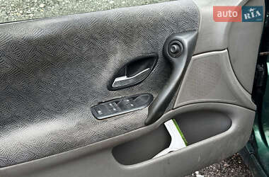 Лифтбек Renault Laguna 2001 в 