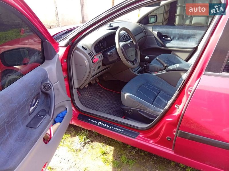 Ліфтбек Renault Laguna 2002 в Чернівцях