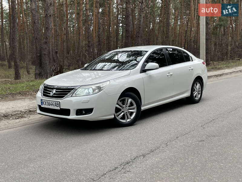 Седан Renault Latitude 2011 в 