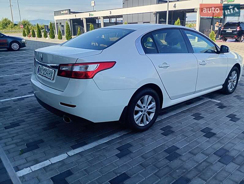 Седан Renault Latitude 2011 в Хусте