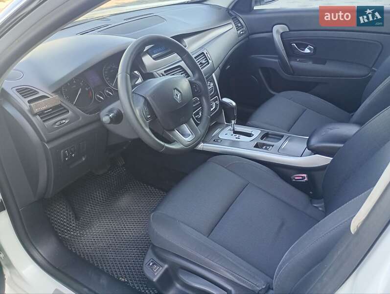 Седан Renault Latitude 2011 в Хусте