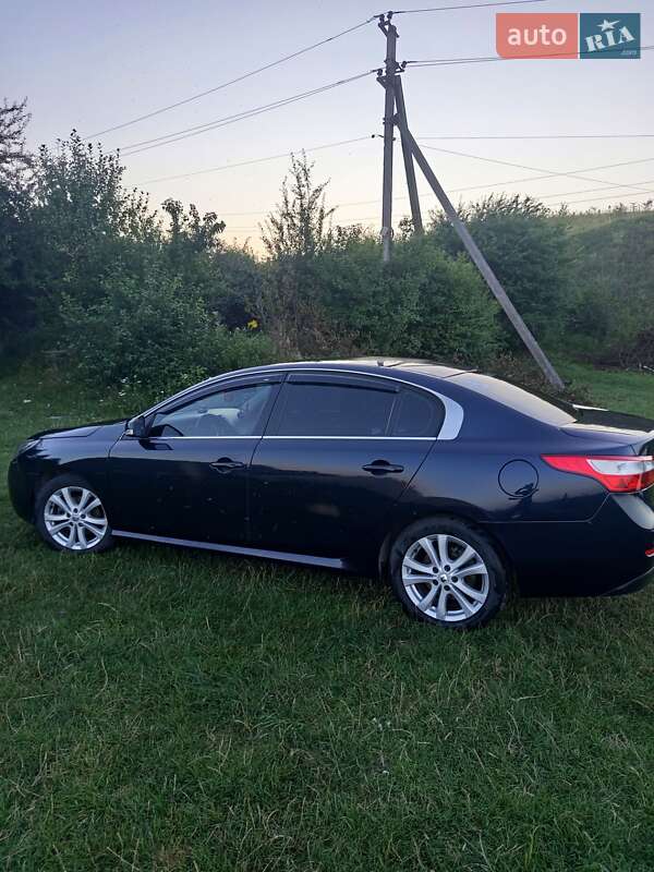 Седан Renault Latitude 2011 в 