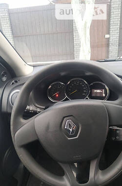 Седан Renault Logan 2015 в 