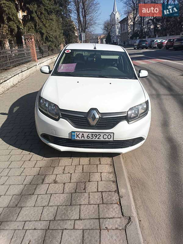 Седан Renault Logan 2015 в 