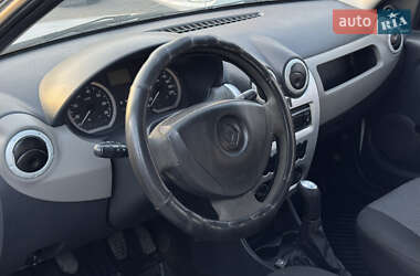 Седан Renault Logan 2012 в 