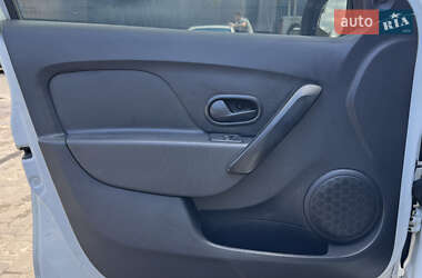 Седан Renault Logan 2013 в 
