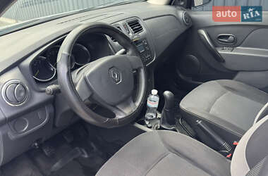 Седан Renault Logan 2013 в 