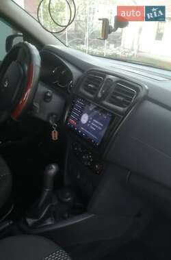 Седан Renault Logan 2013 в 