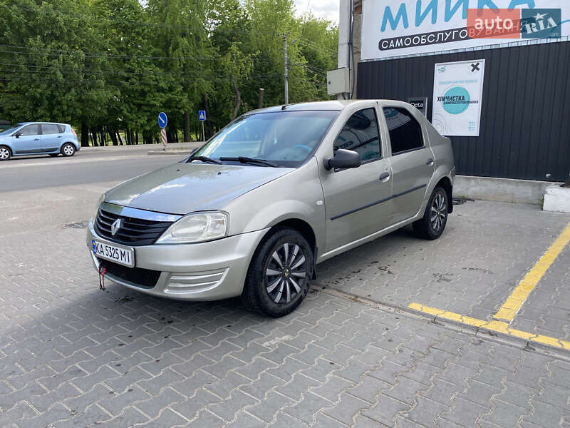 Седан Renault Logan 2010 в 