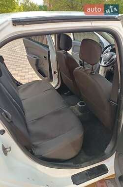 Седан Renault Logan 2017 в 