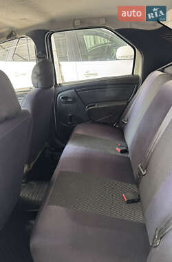 Седан Renault Logan 2012 в 