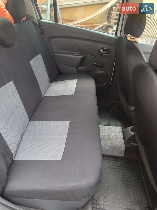 Седан Renault Logan 2013 в Ужгороде