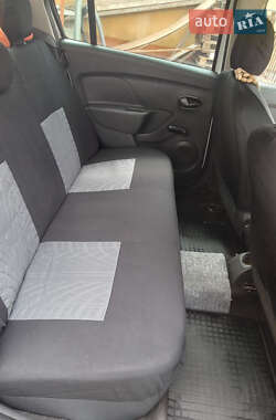 Седан Renault Logan 2013 в 