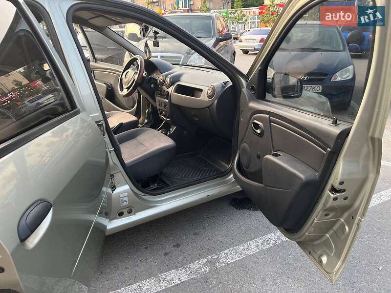 Седан Renault Logan 2011 в Умані