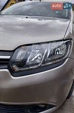 Седан Renault Logan 2015 в 