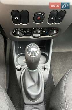 Седан Renault Logan 2012 в 