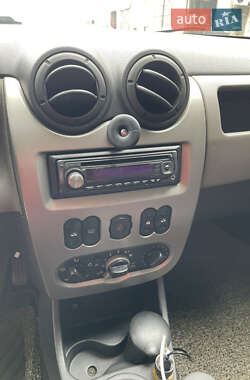 Седан Renault Logan 2010 в 