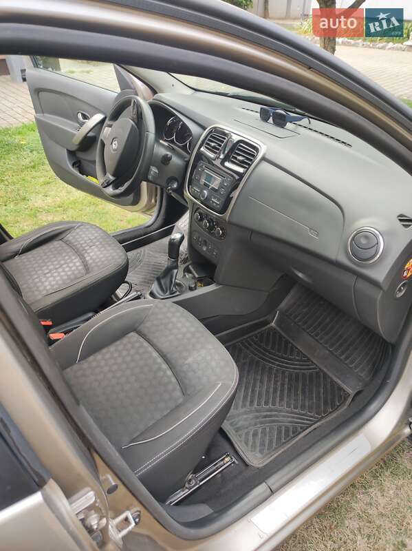 Седан Renault Logan 2013 в Хороле