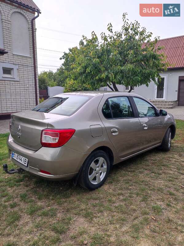 Седан Renault Logan 2013 в Хороле