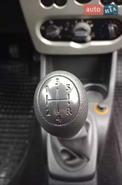 Седан Renault Logan 2011 в 