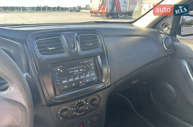 Седан Renault Logan 2014 в 