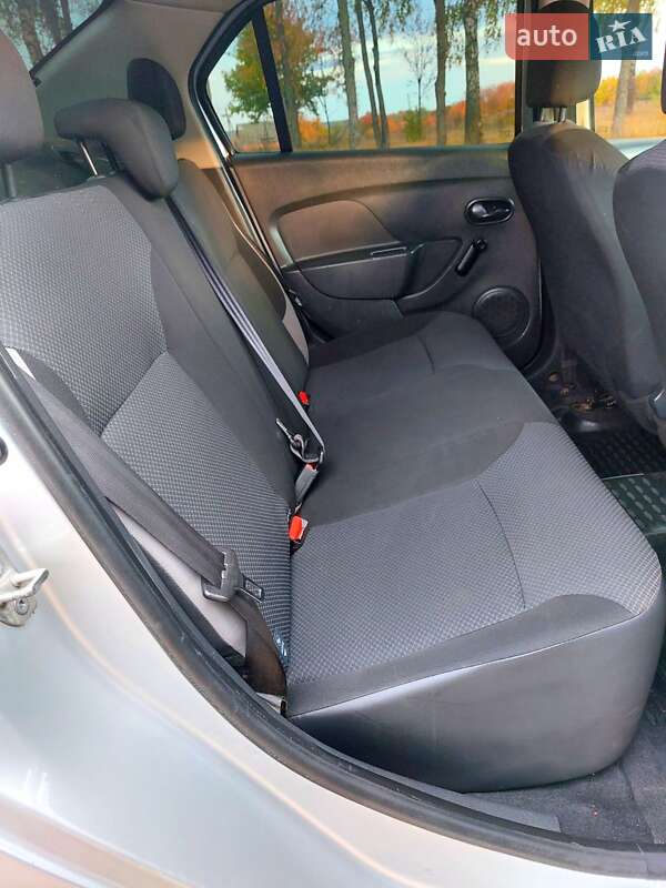 Седан Renault Logan 2015 в Тростянці