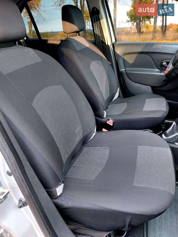 Седан Renault Logan 2015 в Тростянці