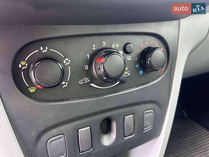 Седан Renault Logan 2014 в Киеве фото 17 Седан Renault Logan 2014 в Киеве
