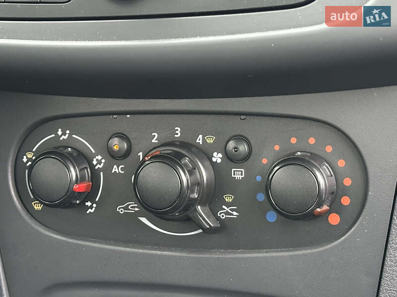 Седан Renault Logan 2014 в Киеве фото 16 Седан Renault Logan 2014 в Киеве