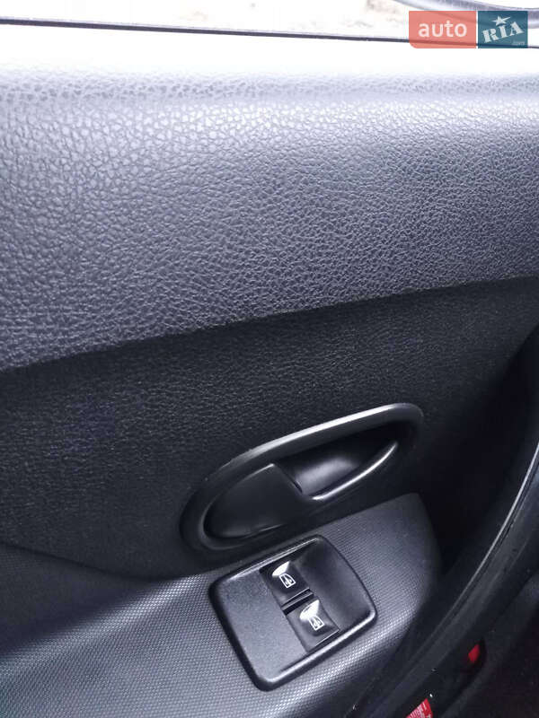 Седан Renault Logan 2013 в Валках