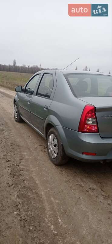 Седан Renault Logan 2011 в Шпикові