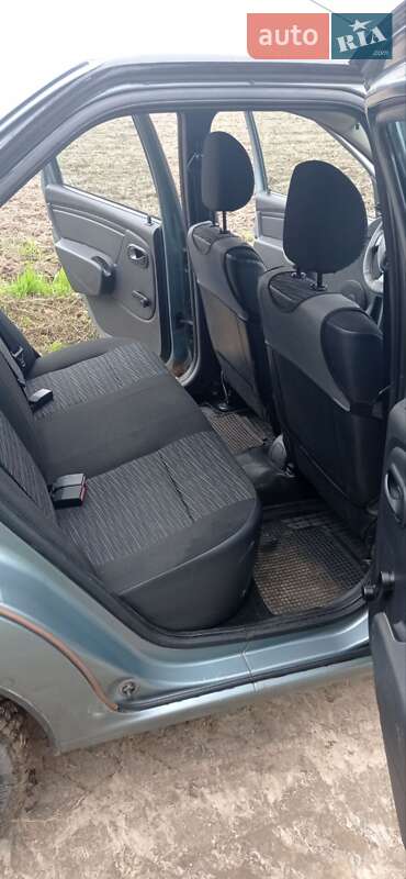 Седан Renault Logan 2011 в Шпикові