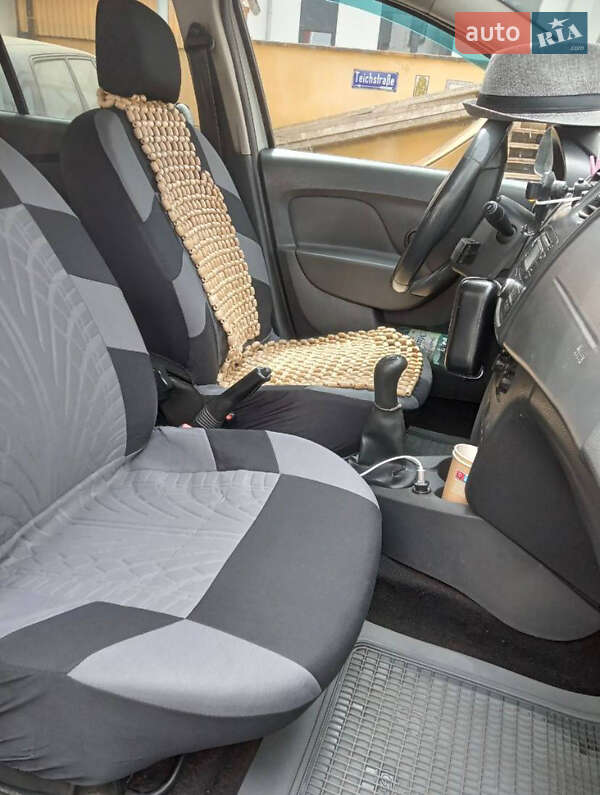 Седан Renault Logan 2013 в Ужгороде