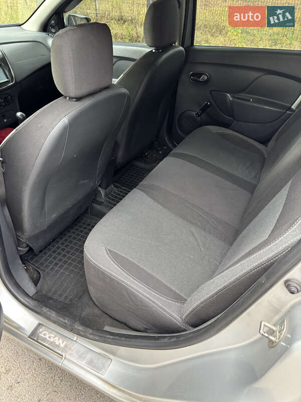 Седан Renault Logan 2013 в Звягелі