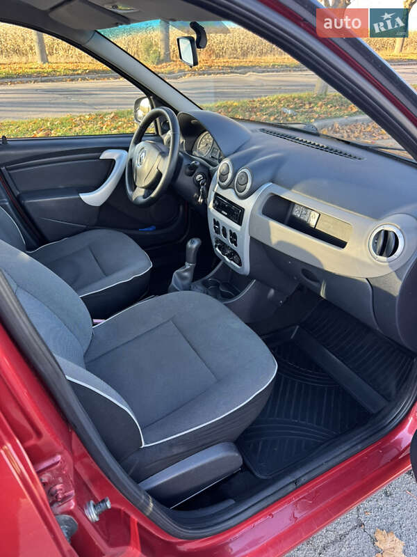 Седан Renault Logan 2012 в Володимирі