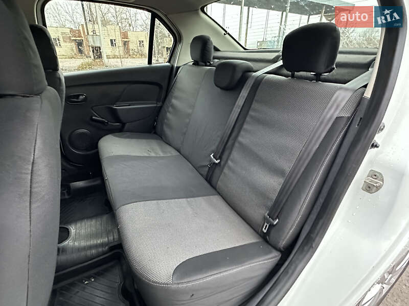 Седан Renault Logan 2013 в Прилуках