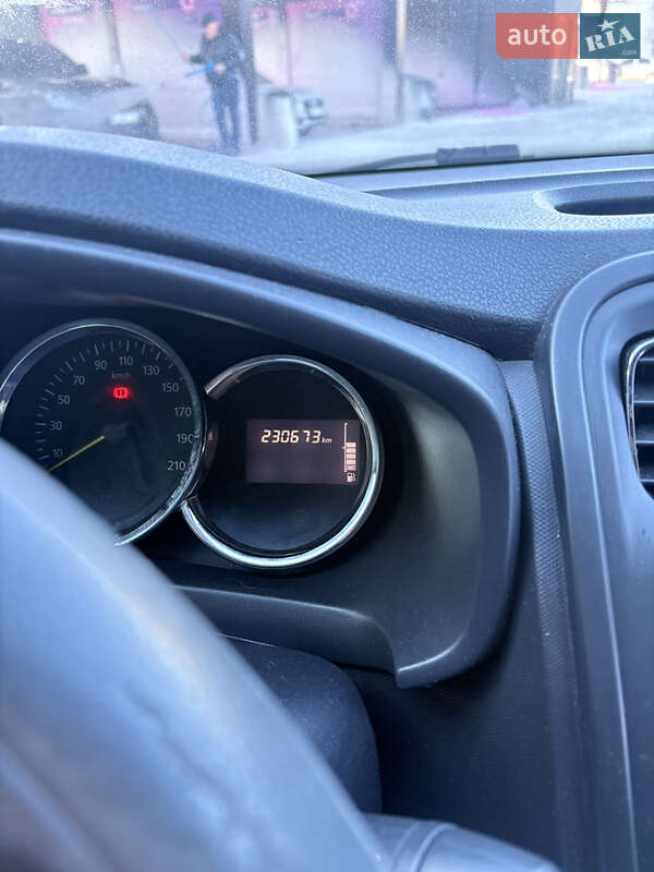 Седан Renault Logan 2016 в Львове