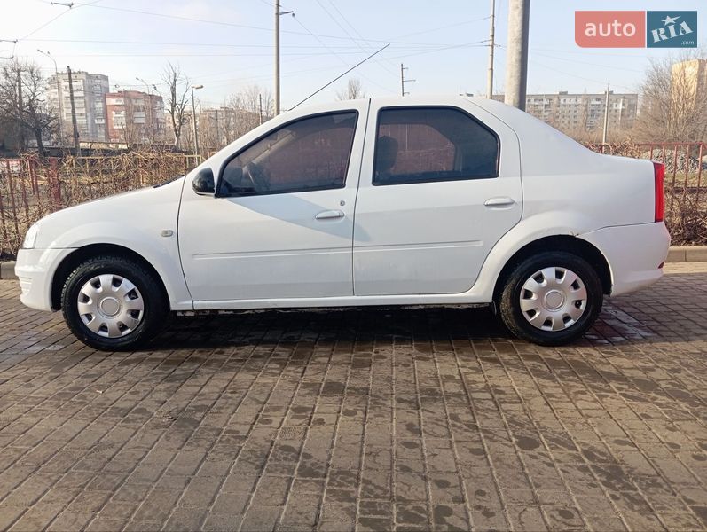 Седан Renault Logan 2012 в Южном