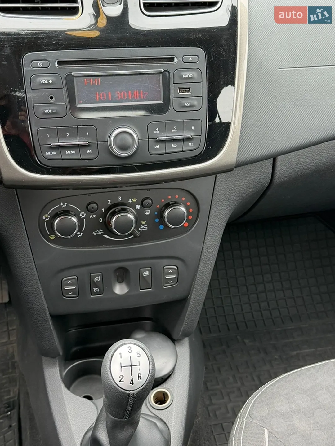 2015 Renault Logan - мініатюра 23