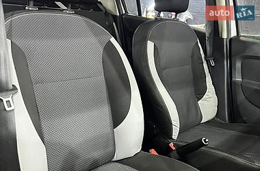 Седан Renault Logan 2016 в Києві фото 46 Седан Renault Logan 2016 в Києві