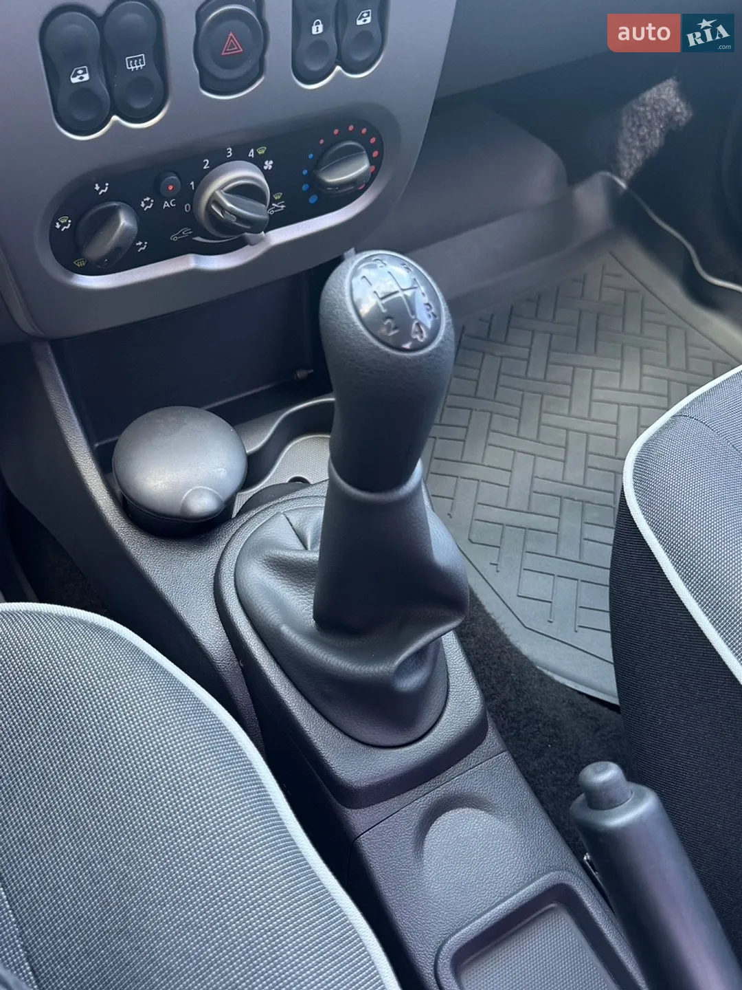 2011 Renault Logan - мініатюра 23