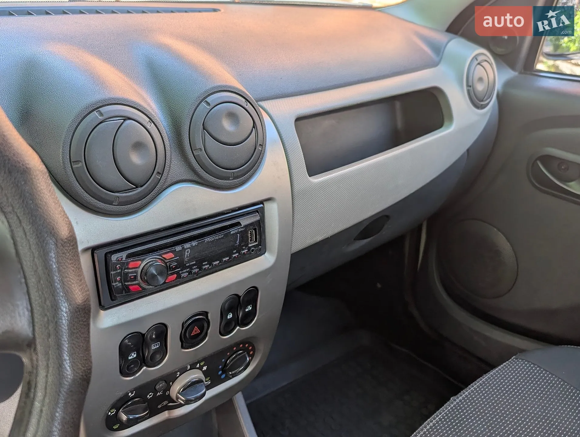 2011 Renault Logan - мініатюра 13