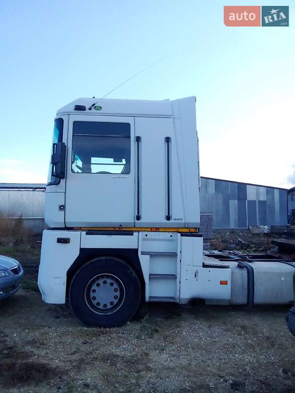 Тягач Renault Magnum 2002 в 